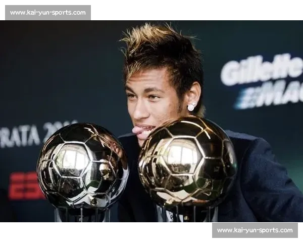 内马尔赛后默默擦拭奖杯，眼神中充满了不甘与憧憬！